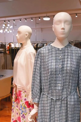 “美女企業(yè)家”轉(zhuǎn)型時(shí)尚主播，金山寶藏服裝工廠(chǎng)店借力數(shù)碼產(chǎn)品再掀熱潮